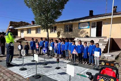 karsa-jandarmadan-ogrencilere-yonelik-trafik-egitimi