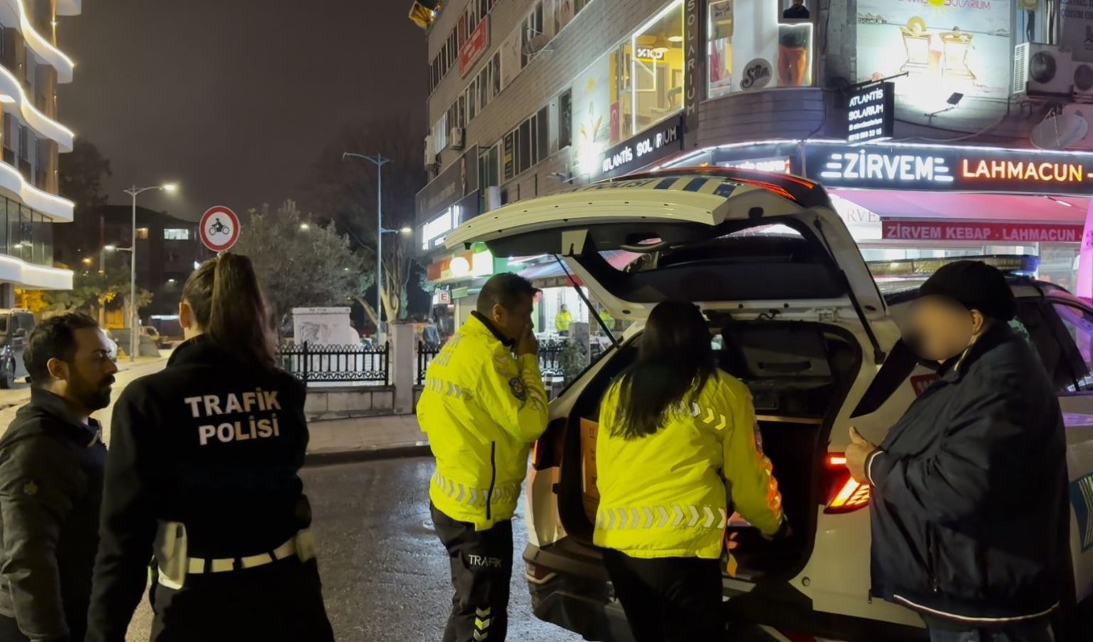 kendisine-carpan-surucunun-alkollu-oldugunu-sanip-anahtarini-aldi