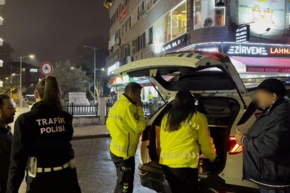 kendisine-carpan-surucunun-alkollu-oldugunu-sanip-anahtarini-aldi