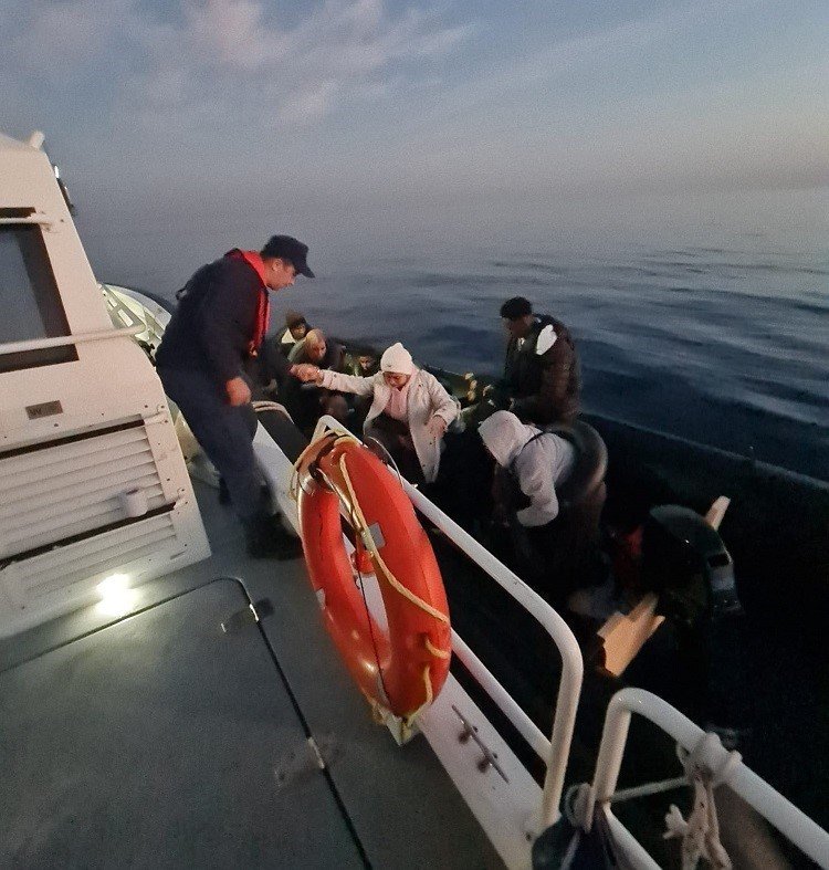 kusadasi-aciklarinda-14-duzensiz-gocmen-yakalandi