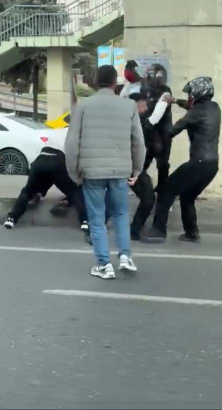 maltepe-e-5te-motorcular-arasinda-cikan-kavgada-tekme-ve-yumruklar-havada-ucustu
