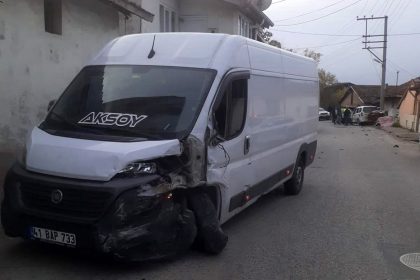 minibus-ile-hafif-ticari-arac-carpisti-2-yarali