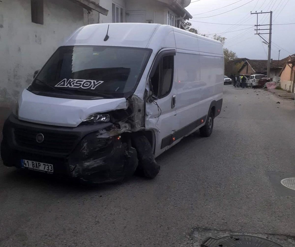 minibus-ile-hafif-ticari-arac-carpisti-2-yarali