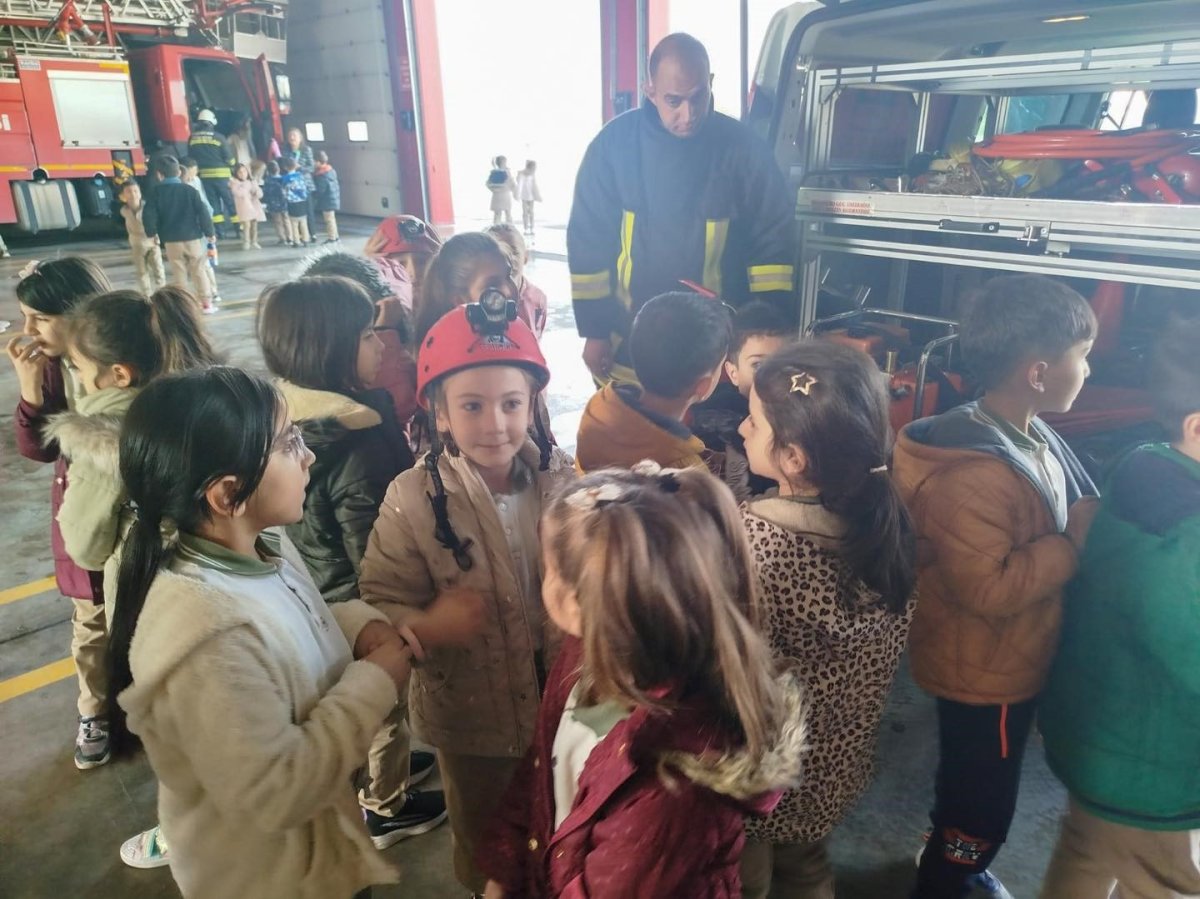 minik-ogrenciler-itfaiyecilik-meslegini-yerinde-ogrendi