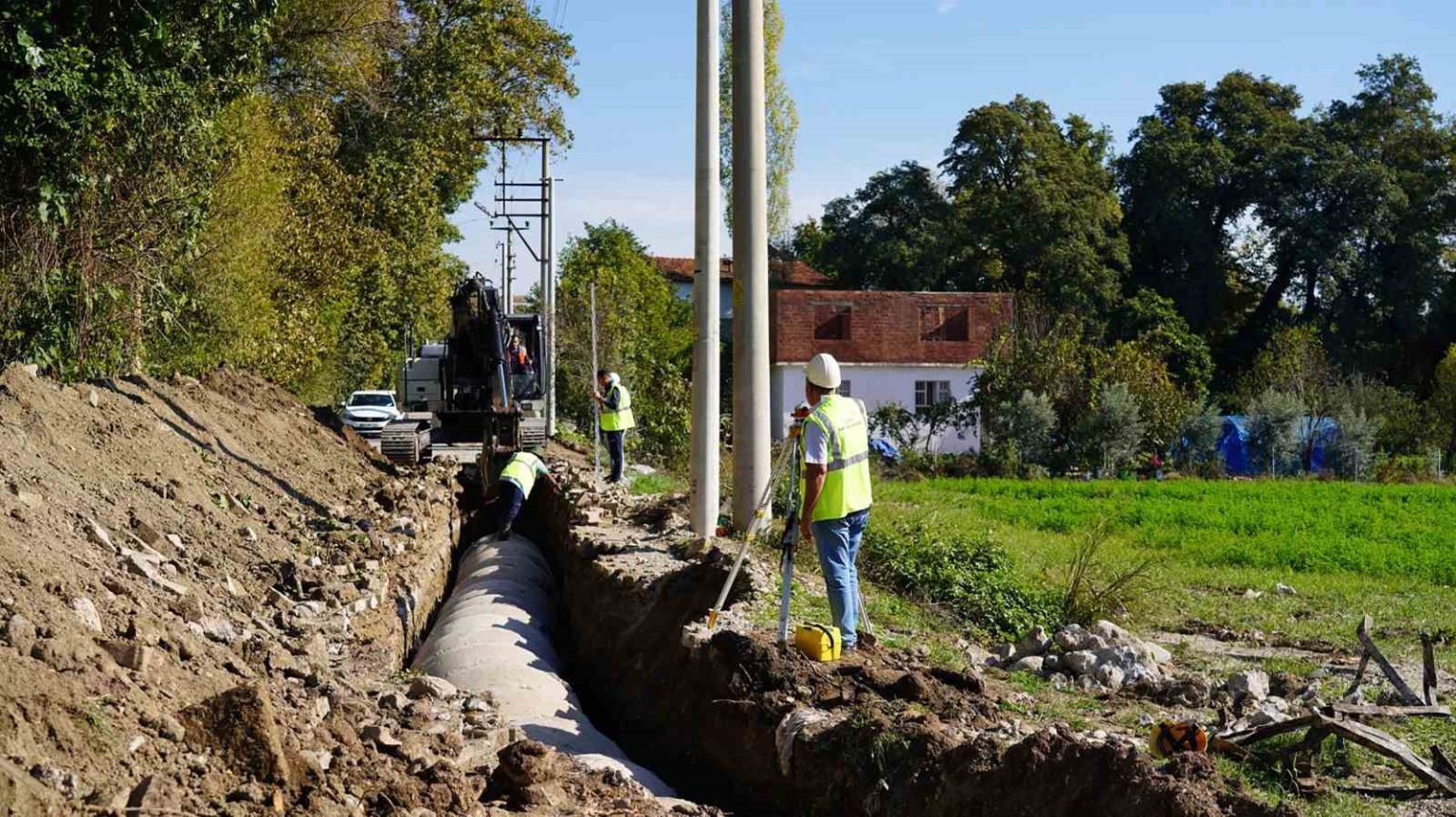muski-koycegiz-zeytinalaninda-yagmur-suyu-taskinlarinin-onune-geciyor