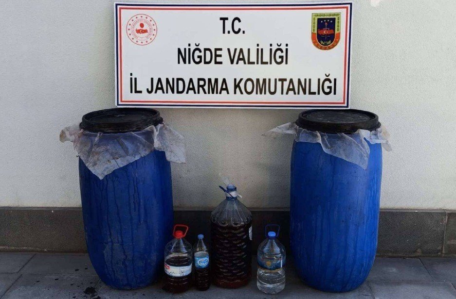 nigde-322-litre-el-yapimi-icki-ele-gecirildi