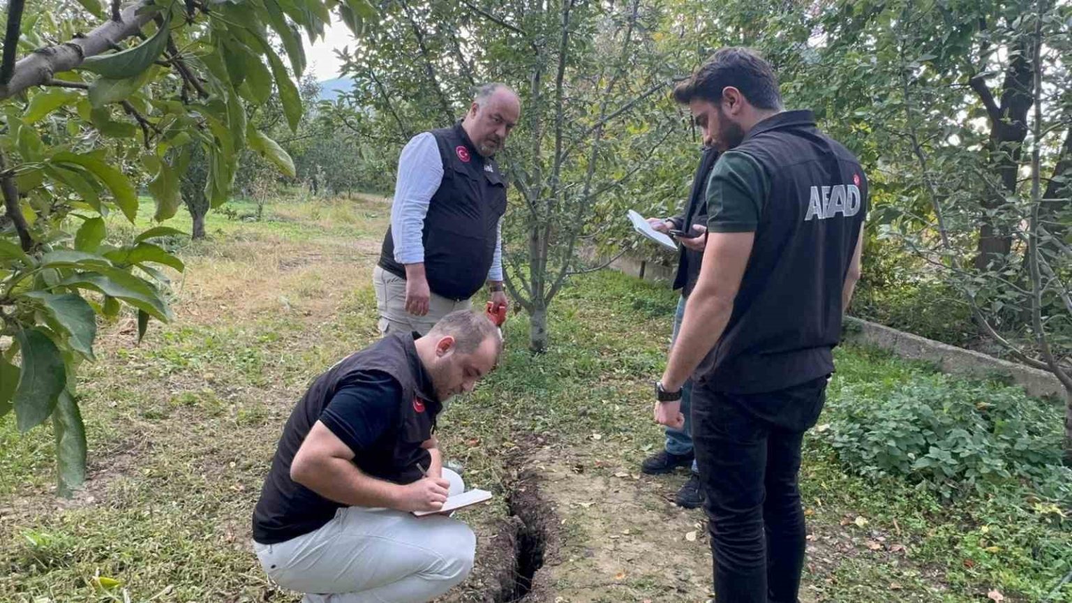 obruklarin-olustugu-duvarlarin-catladigi-egirdirde-afad-incelemeleri-suruyor