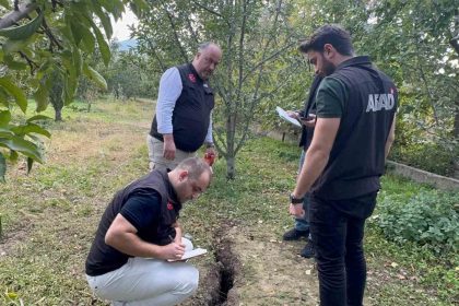 obruklarin-olustugu-duvarlarin-catladigi-egirdirde-afad-incelemeleri-suruyor