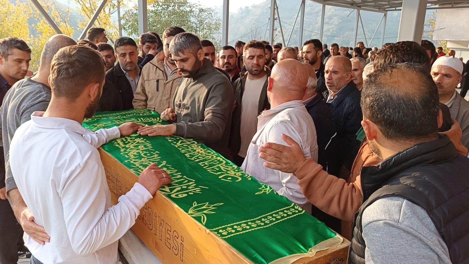 orduda-gocuk-altinda-kalan-is-makinesi-operatoru-topraga-verildi