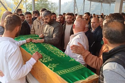 orduda-gocuk-altinda-kalan-is-makinesi-operatoru-topraga-verildi