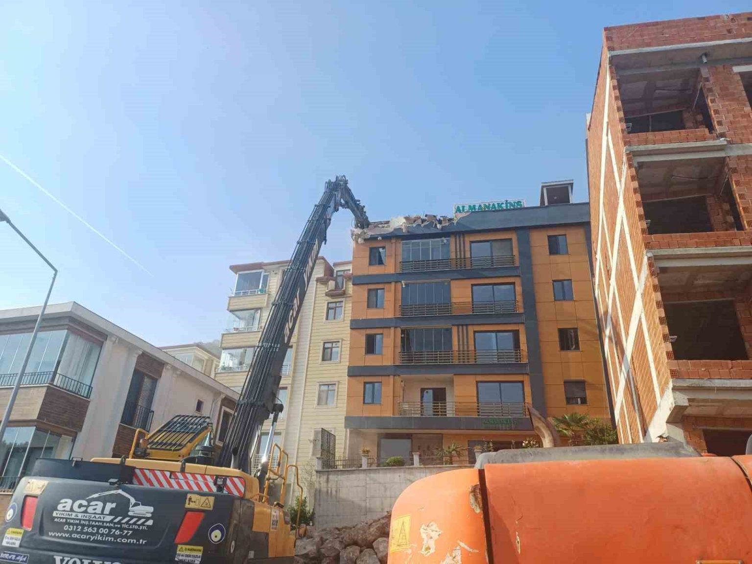 orduda-zemini-kayan-ve-catlaklar-olusan-binada-yikim-basladi