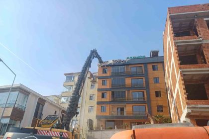 orduda-zemini-kayan-ve-catlaklar-olusan-binada-yikim-basladi