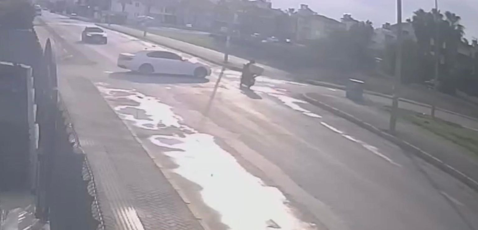 otomobille-carpisan-motokuryenin-agir-yaralandigi-kaza-guvenlik-kamerasina-yansidi