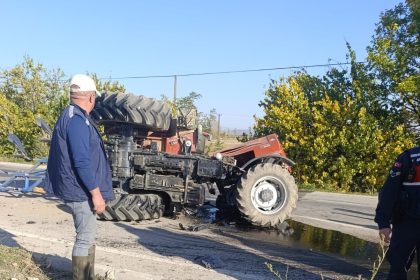 otomobille-carpisan-traktor-ikiye-bolundu