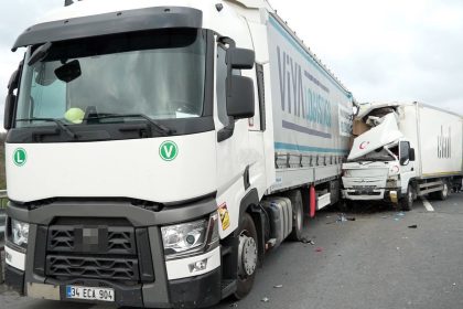 otoyolda-geri-geri-gelen-tira-kamyonet-carpti-1-olu-1-yarali