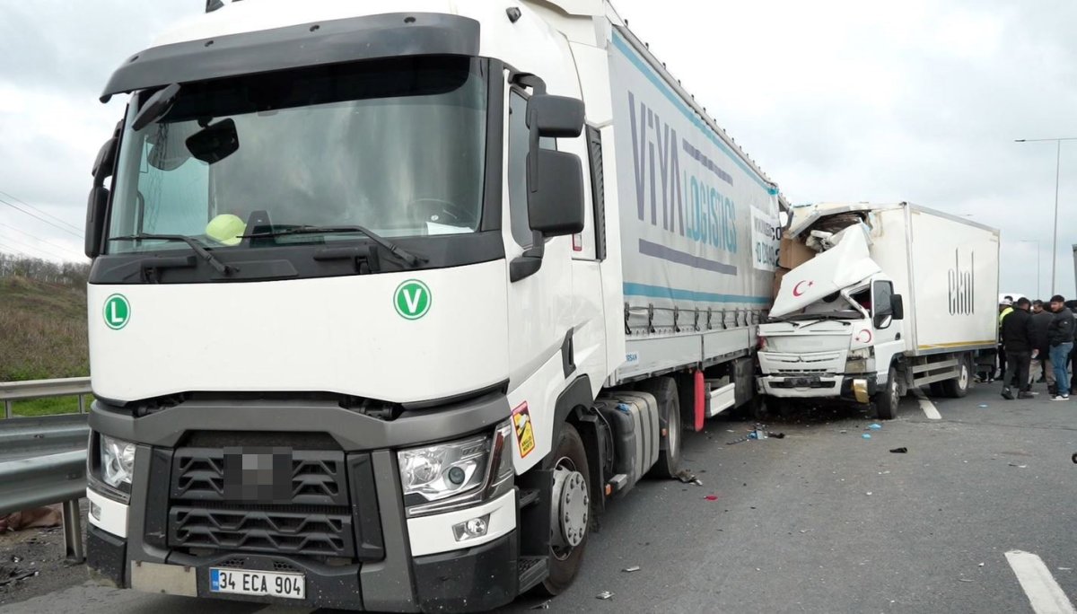 otoyolda-geri-geri-gelen-tira-kamyonet-carpti-1-olu-1-yarali