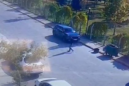 para-calan-sahis-yuzunu-saklamak-yerine-kameraya-el-salladi