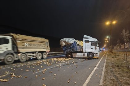 rampa-asagi-inen-tir-makasladi-onlarca-kilo-patates-yola-sacildi