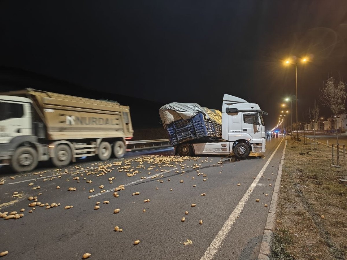 rampa-asagi-inen-tir-makasladi-onlarca-kilo-patates-yola-sacildi