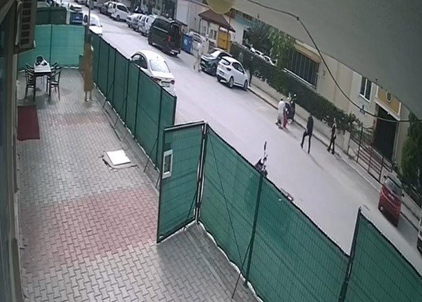 rus-uyruklu-ciftin-tartismasi-bicakli-saldiriya-dondu-o-anlar-guvenlik-kamerasina-yansidi