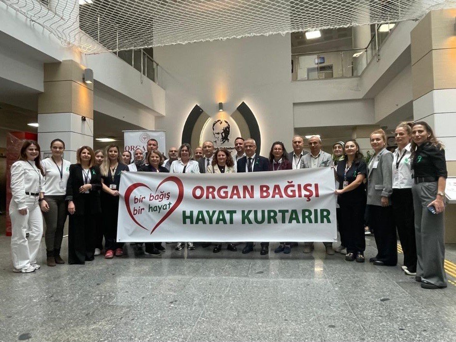 saglik-calisanlari-organ-bagisinin-onemine-dikkat-cekmek-icin-yesil-kurdele-takti