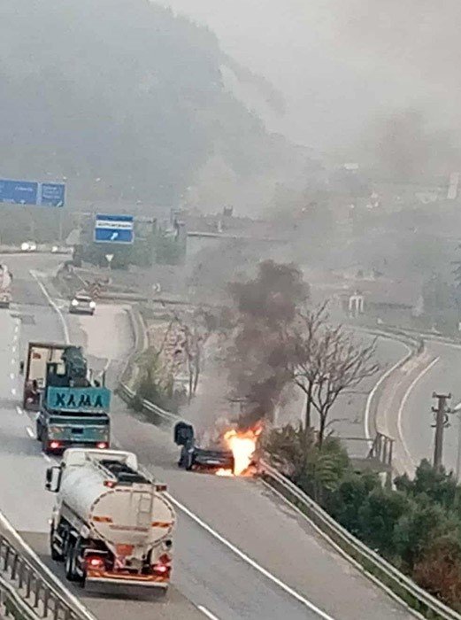 seyir-halindeki-otomobil-alev-aldi