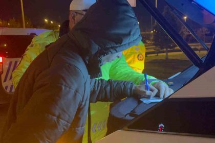 seyir-halindeyken-uyuyan-surucu-kaza-sonrasi-da-uyumaya-devam-etti