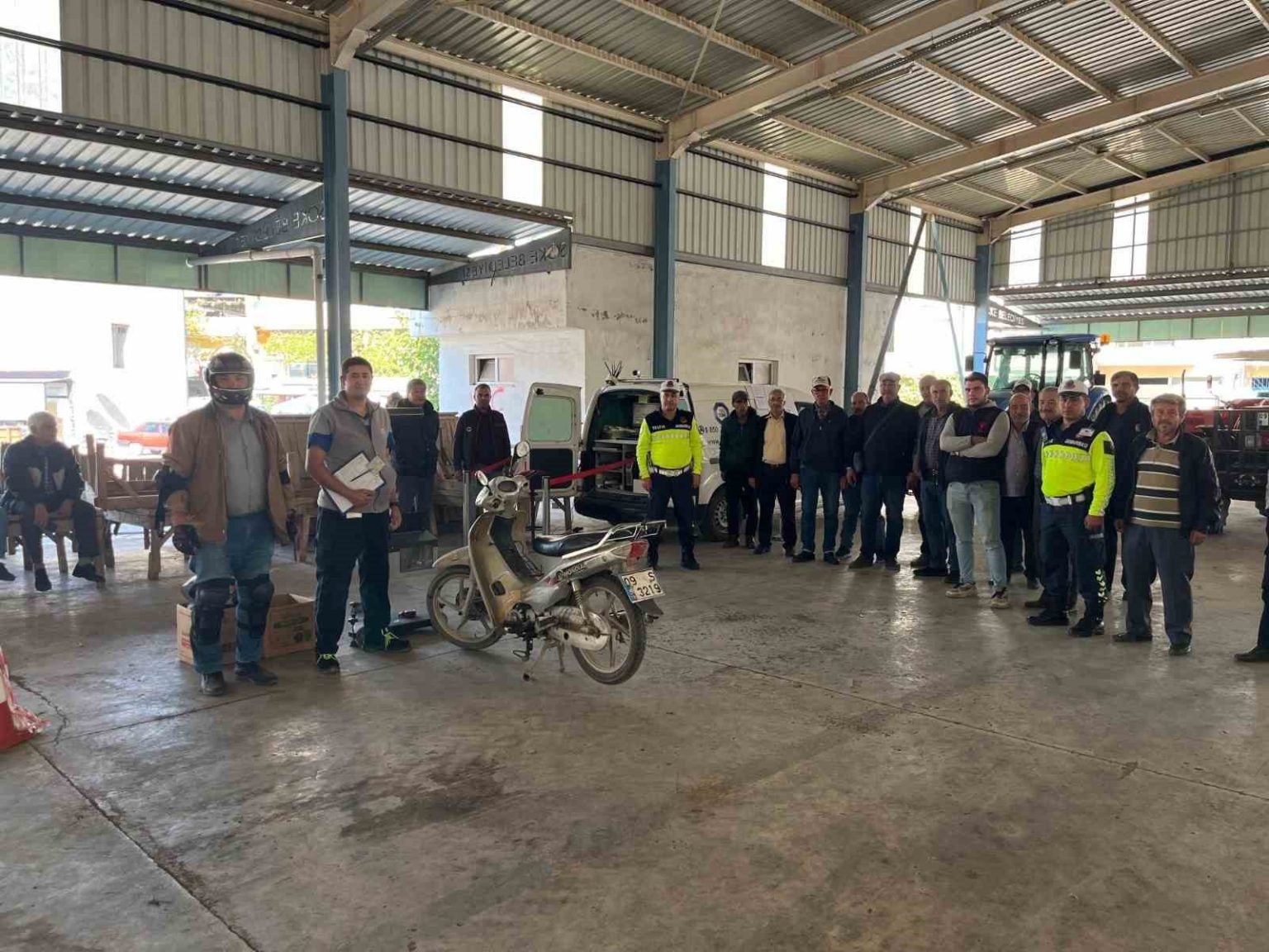 sokede-traktor-ve-motosiklet-suruculerine-trafik-egitimi-verildi