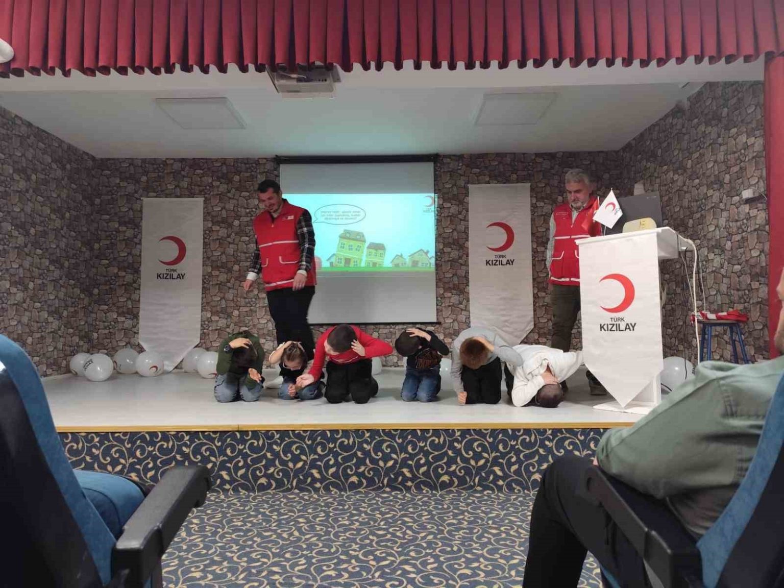 tepebasi-kizilaydan-engelli-ogrencilere-yonelik-afet-farkindalik-seminerleri