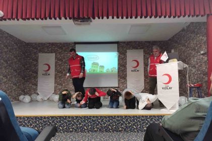 tepebasi-kizilaydan-engelli-ogrencilere-yonelik-afet-farkindalik-seminerleri