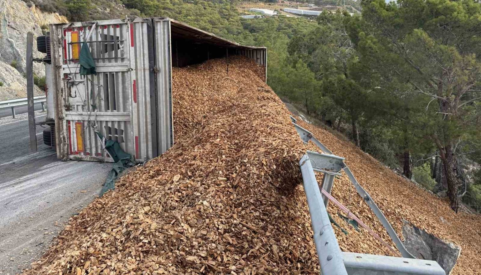 tir-devrildi-surucu-hafif-yaralandi