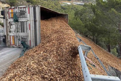 tir-devrildi-surucu-hafif-yaralandi