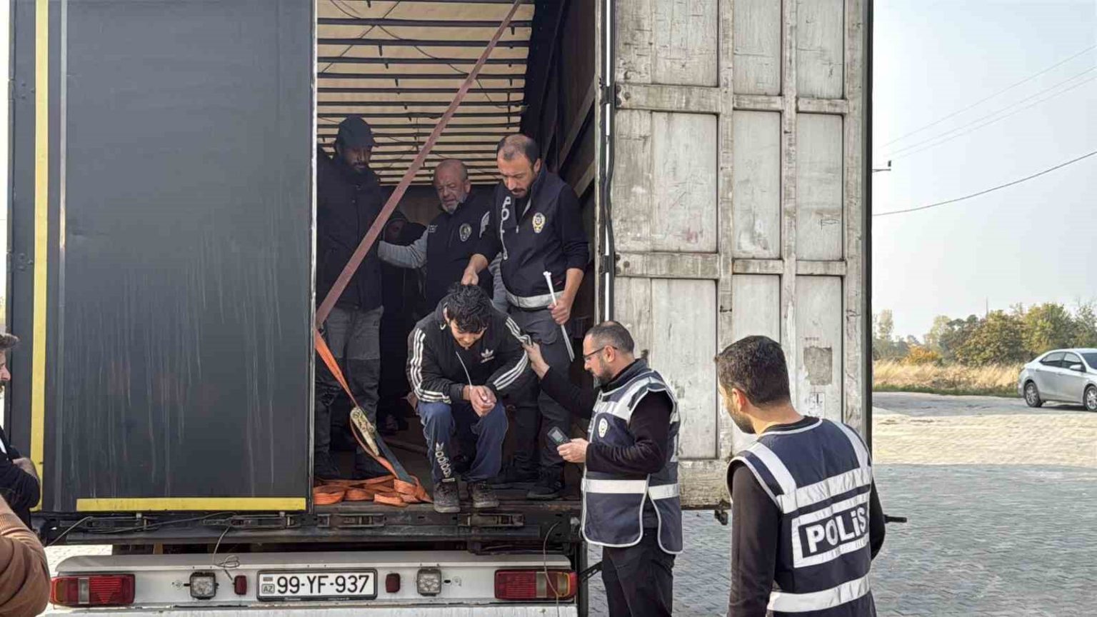 tir-dorsesine-gizlenen-11-kacak-gocmen-yakalandi