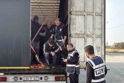 tir-dorsesine-gizlenen-11-kacak-gocmen-yakalandi