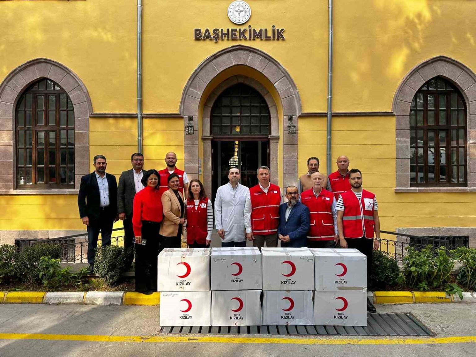 turk-kizilay-manisadan-tedavi-goren-vatandaslara-giysi-destegi