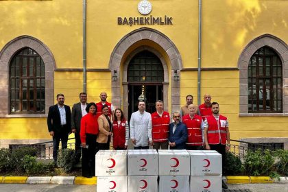 turk-kizilay-manisadan-tedavi-goren-vatandaslara-giysi-destegi