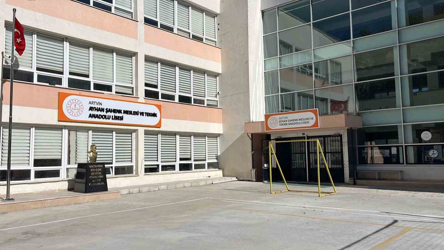 ucurumun-kenarindaki-okulda-egitim-yeniden-basladi