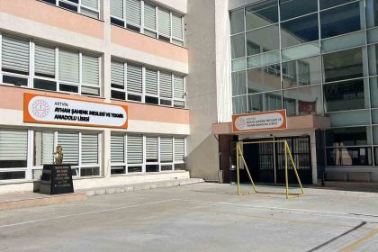 ucurumun-kenarindaki-okulda-egitim-yeniden-basladi