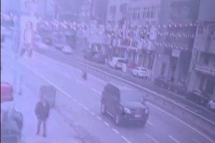 umraniyede-ilginc-kaza-kamerada-surucusuz-motosikletin-carpmasindan-kil-payi-kurtuldu