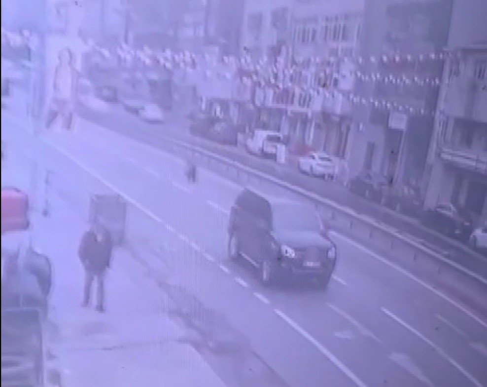 umraniyede-ilginc-kaza-kamerada-surucusuz-motosikletin-carpmasindan-kil-payi-kurtuldu