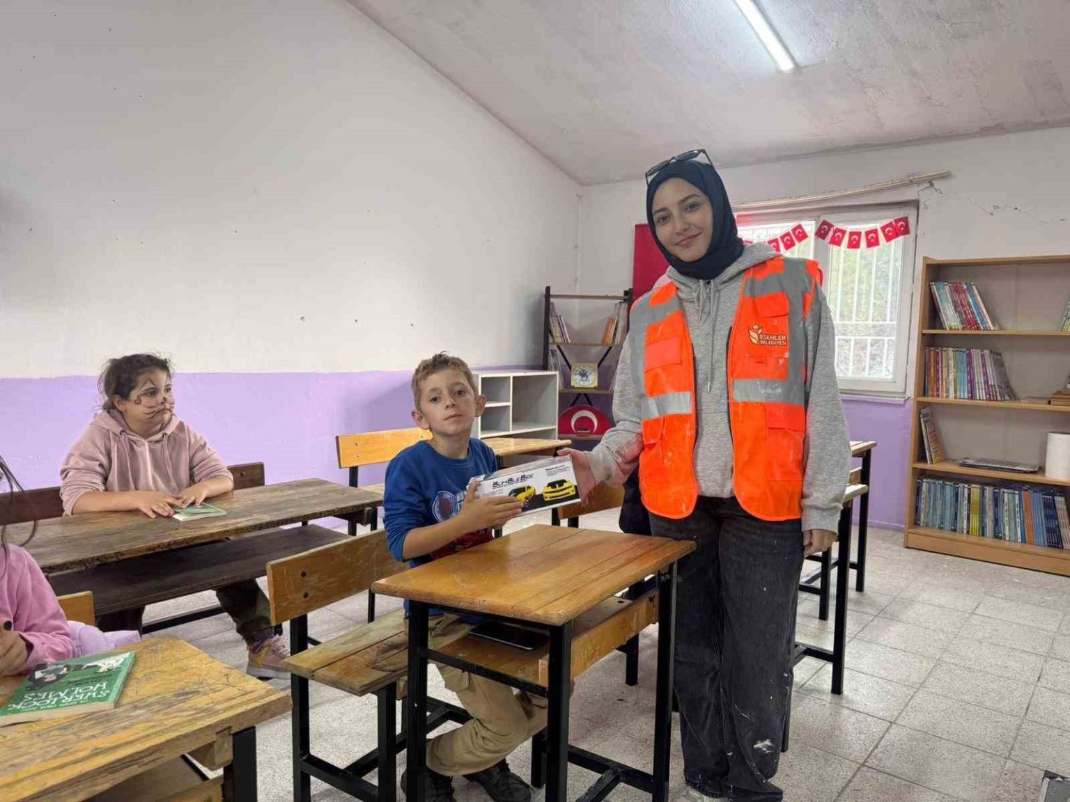 universite-ogrencileri-6-ogrencili-koy-okulunu-yeniledi