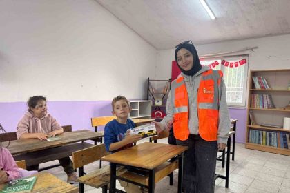 universite-ogrencileri-6-ogrencili-koy-okulunu-yeniledi