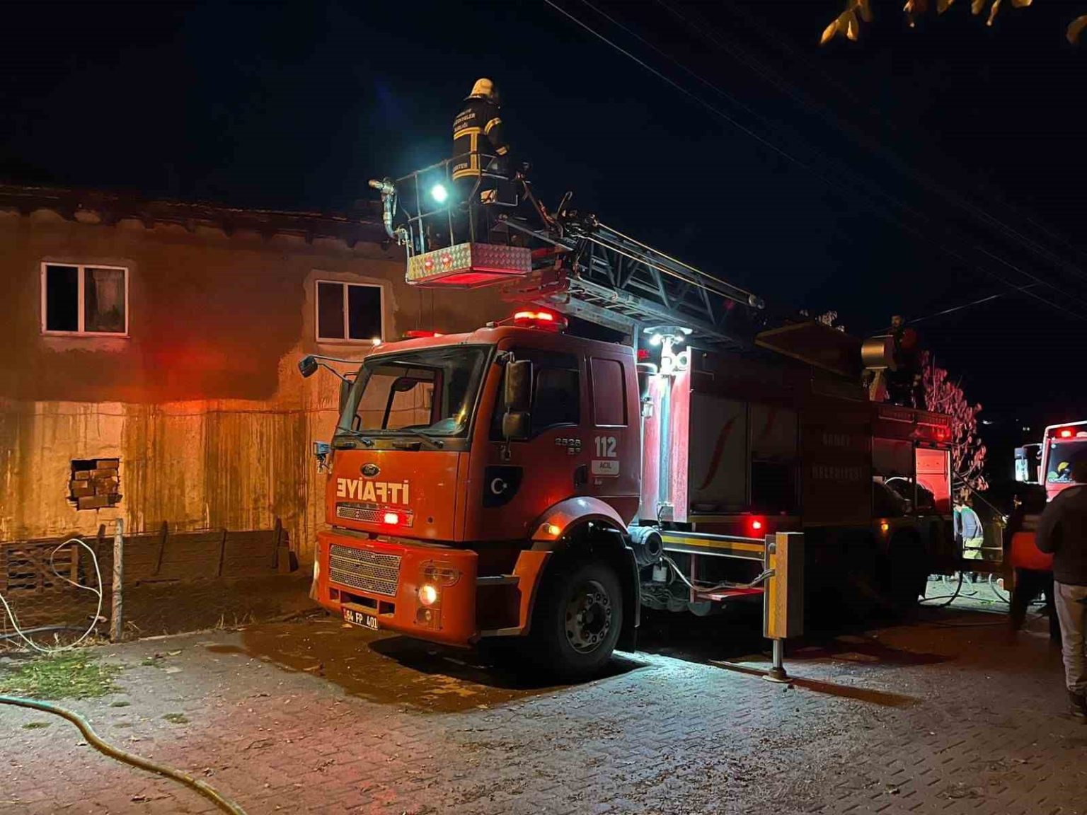 usakta-2-katli-evin-catisi-yandi