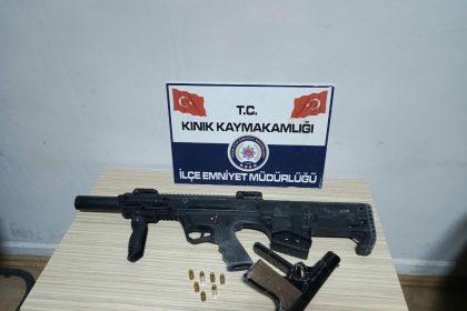 uzerindeki-mermiler-ele-verdi-evinden-ruhsatsiz-silah-ve-tufek-cikti