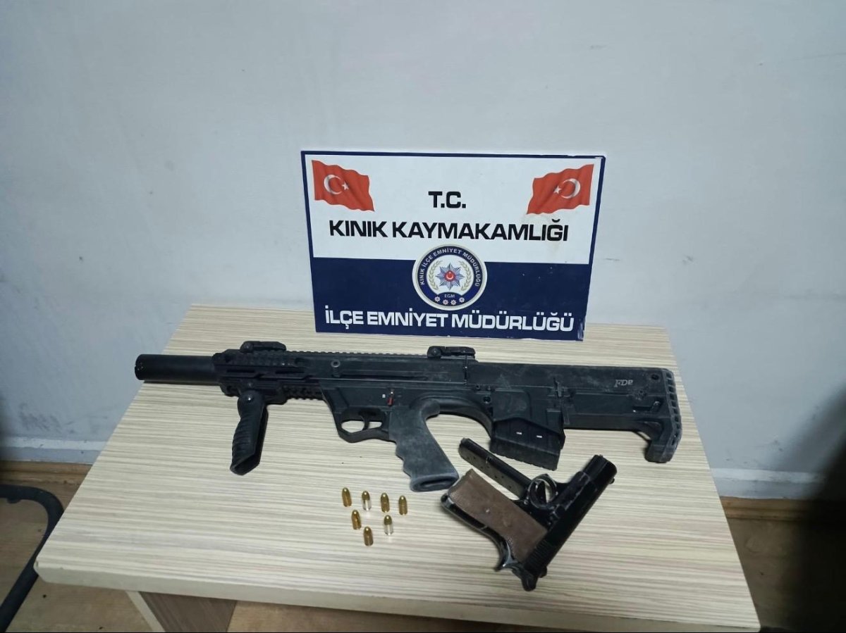 uzerindeki-mermiler-ele-verdi-evinden-ruhsatsiz-silah-ve-tufek-cikti