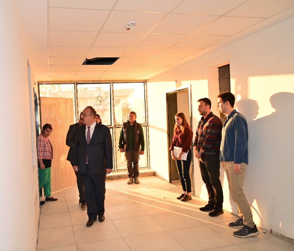 vali-canbolat-huzurevi-ve-rehabilitasyon-merkezi-insaatinda-incelemelerde-bulundu