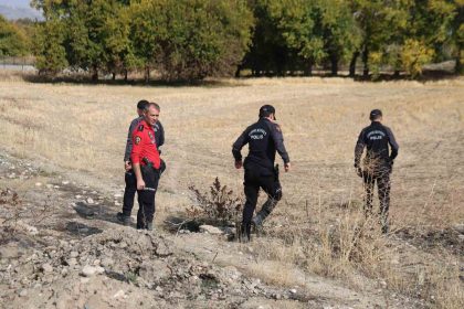 vali-hatipoglu-kaybolan-cocugun-arandigi-alanda-incelemelerde-bulundu