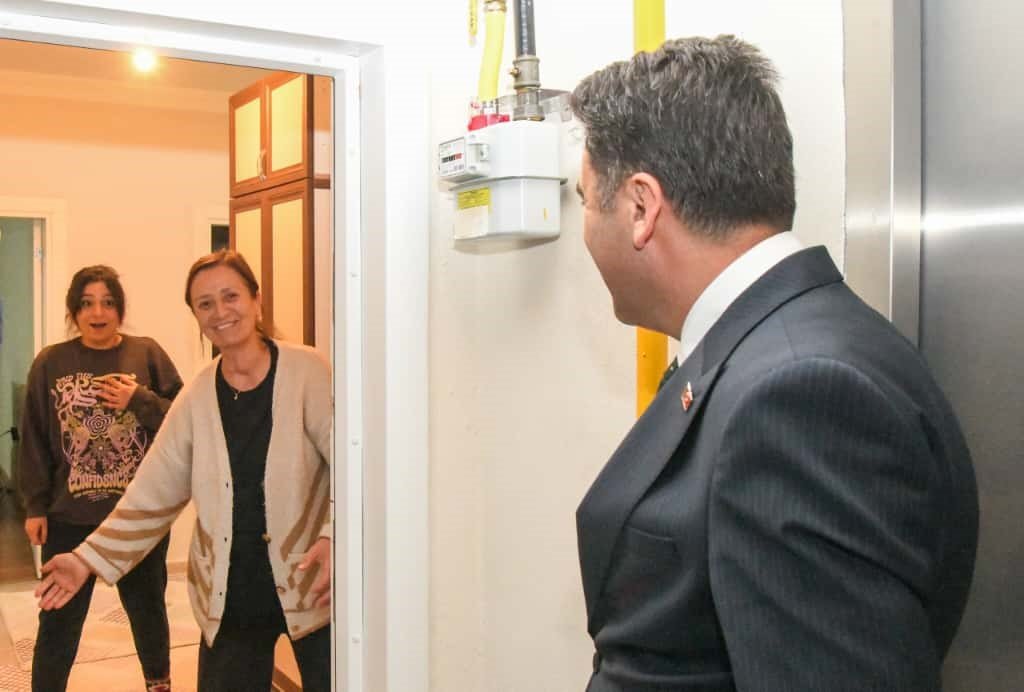 valiyi-sosyal-medyadan-davet-etti-kapida-gorunce-buyuk-mutluluk-yasadi