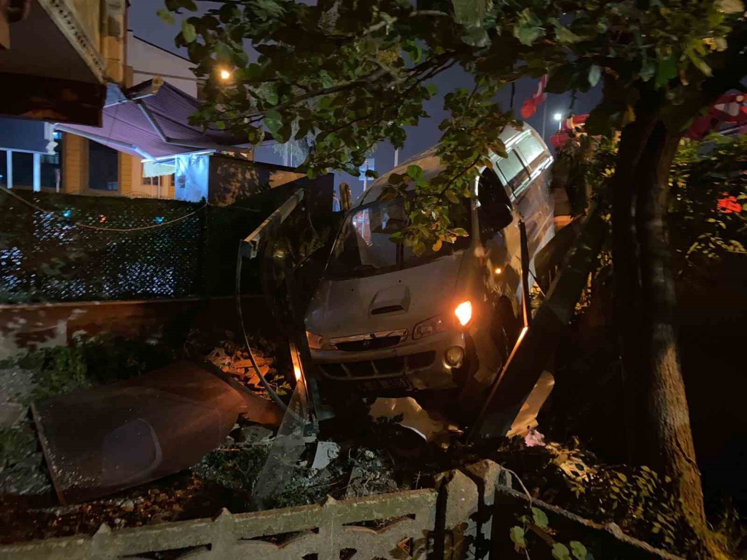 viraji-alamayan-iki-arac-carpisti-panelvan-evin-bahcesine-girdi-1-yarali