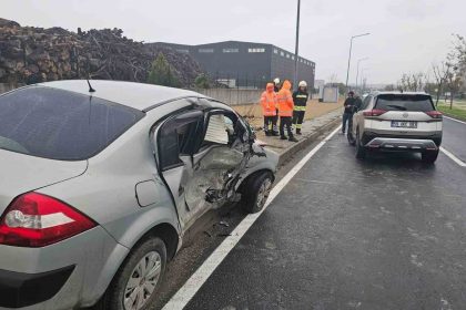 yagisli-yolda-kayan-otomobil-karsi-seride-gecerek-kaza-yapti-1-yarali